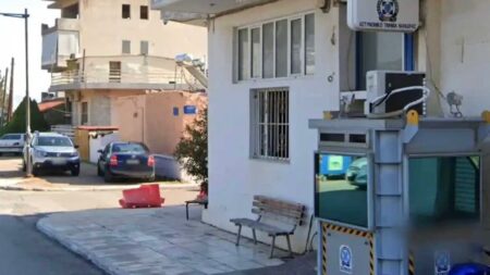 άντρας-εισέβαλε-στο-aστυνομικό-τμήμα-μ-254450