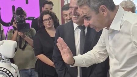 ο-μητσοτάκης-συνομίλησε-με-ρομπότ-και-254838
