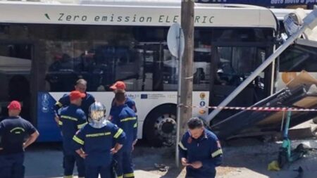λεωφορειο-επεσε-πανω-σε-σταση-256756