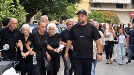από-την-πλαϊνή-πόρτα-μπήκαν-στον-ναό-οι-259231