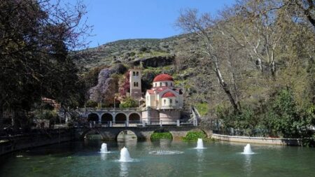 ελληνικός-ναoς-είναι-χτισμένος-πάνω-σε-263589